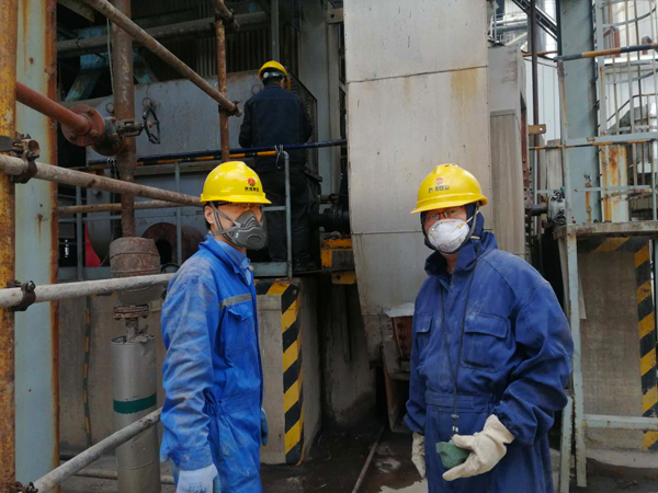 剛才3號爐膛出來的動力車間設備技術(shù)員魏曉明、機械修造部技術(shù)員王明科.jpg