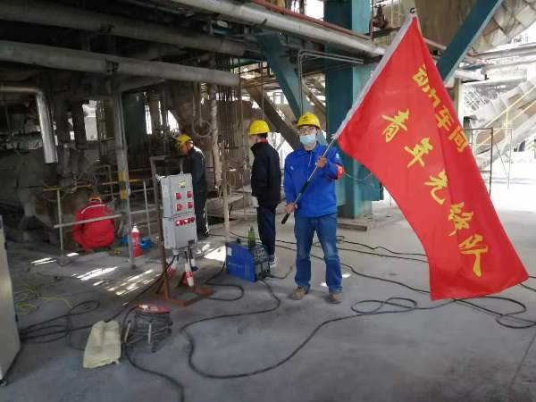 動(dòng)力車間大修剛開始時(shí)，在3號(hào)爐零米，青工從車間領(lǐng)回青年先鋒隊(duì)隊(duì)旗（魏高強(qiáng)攝[1].jpg