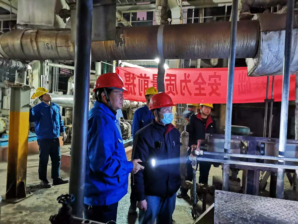 車間工藝、設(shè)備副主任到現(xiàn)場指導(dǎo)倒泵操作00（孟力攝.jpg