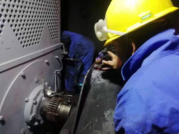 周六，磨煤機(jī)搶修立新功.jpg