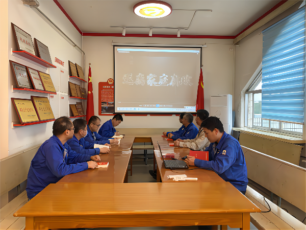 管理組、化工二班黨小組觀看學習遠離家庭腐敗警示教育片(1).png