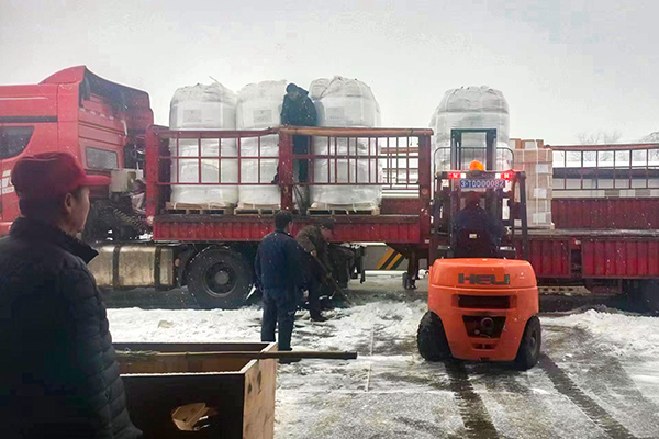 2月12日，物資采供部彬州分部在大雪中卸車，保障物資供應(yīng)(副圖）.jpg