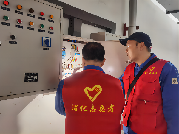 3月2日學(xué)雷鋒活動(dòng)現(xiàn)場，黨員喬磊和王益對現(xiàn)場配電箱進(jìn)行隱患排查(1).png