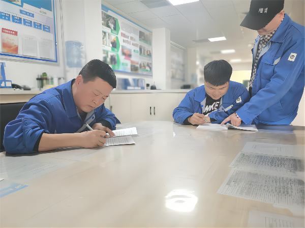 3月9日，化工一班班長王冬冬為徒弟制定學(xué)習(xí)計(jì)劃，主操李軍強(qiáng)為徒弟王浩男答疑(1).png