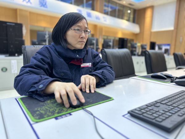 2023年3月24日，師傅劉秋榮在控制室巡檢裝置運行狀況工作照。.jpg