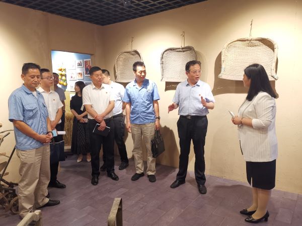 渭化集團(tuán)黨委副書記、董事、工會(huì)主席馮曉宏在五星村調(diào)研鄉(xiāng)村振興工作，參觀村史館3.jpg