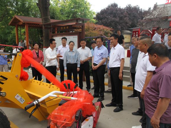 邀請(qǐng)幫扶單位渭化集團(tuán)到村贈(zèng)送旋耕機(jī)、鏟車、大蔥開溝機(jī)、高壓水泵4.jpg