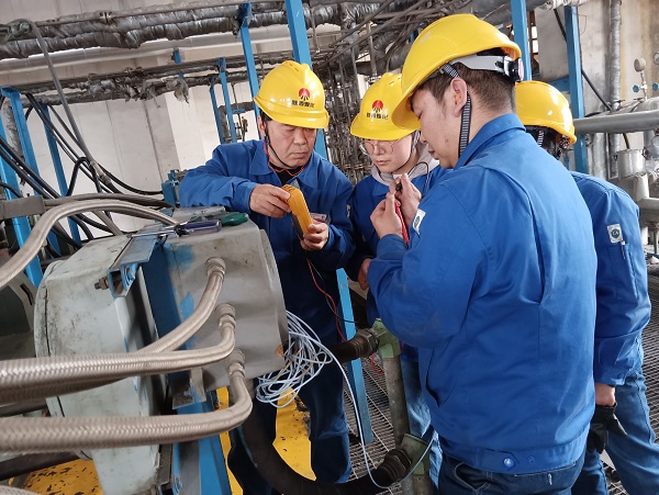 3月27日，郭凱、張桂芳、王國棟在二期氨壓機更換前置器檢維修工作.jpg