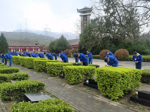 4月3日，全體黨員在烈士園碑區(qū)祭掃陵園、默哀深思.jpg