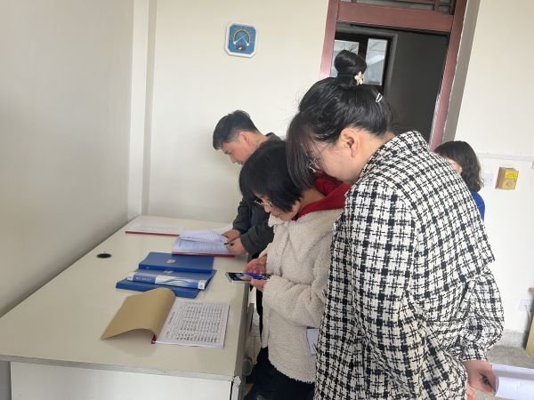 3.23健力寶審核組在質(zhì)檢部、審核易制毒管理，翻閱記錄。.jpg