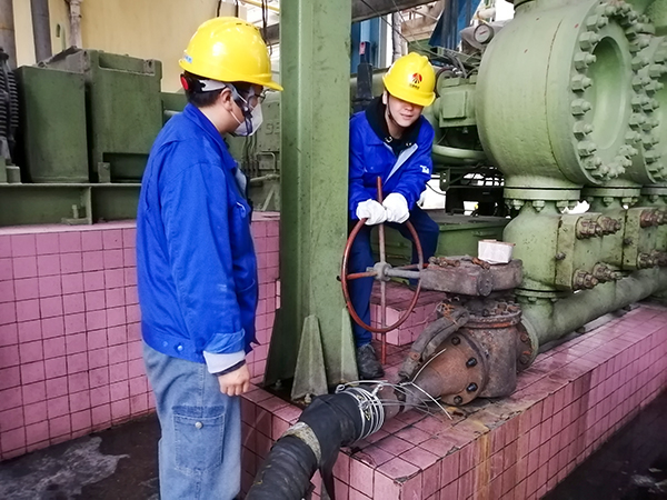 4月4日，合成三班作業(yè)人員通過軟管開始從二號大槽排放煤漿，并回收至一號大槽.jpg