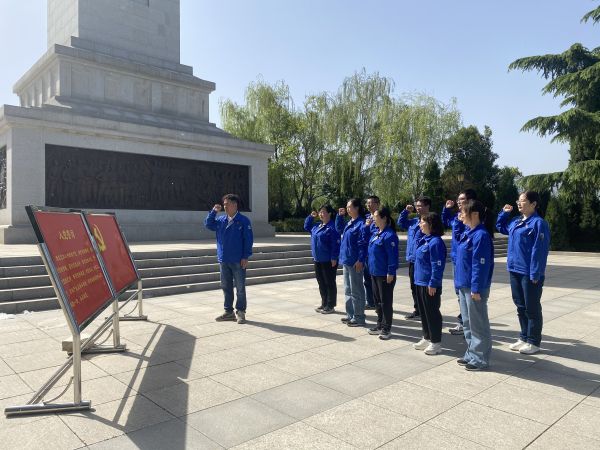 圖三：在革命烈士紀(jì)念碑前，全體黨員重溫入黨誓詞.jpg