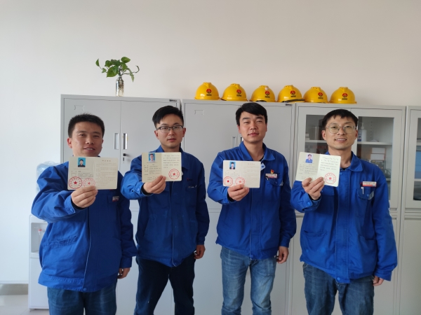 分析化驗(yàn)室在線儀表班席輝，張超等人獲得環(huán)境保護(hù)設(shè)施技能證書.jpg