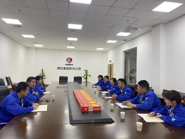 4月18日，制氣車間黨支部與質量監(jiān)督檢驗部黨支部在彬州公司會議室，開展對標交流活動，支部書記就提升支部黨建標準化建設交流經驗畫面。.jpg