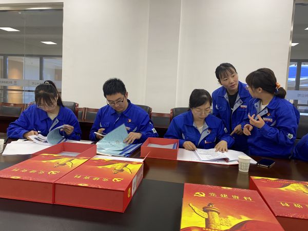 4月18日，制氣車間黨支部與質量監(jiān)督檢驗部黨支部在彬州公司會議室開展對標交流活動。查閱制氣車間黨支部黨建臺賬畫面。.jpg