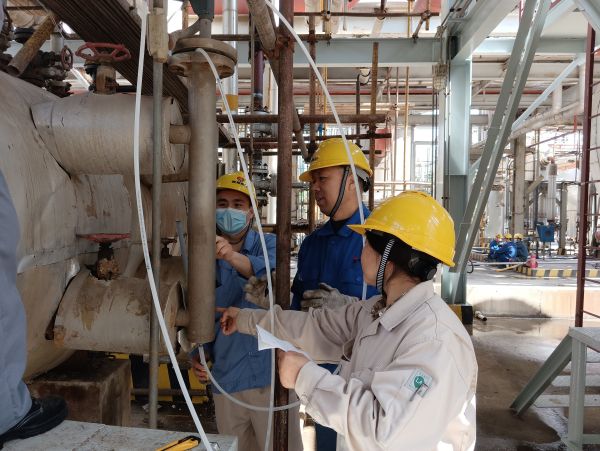 5月7日，三期現(xiàn)場調(diào)校液位浮筒.jpg