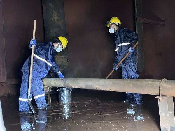 將熱水槽底部污水鏟倒廢桶中，用廢桶搬運(yùn)出去.jpg
