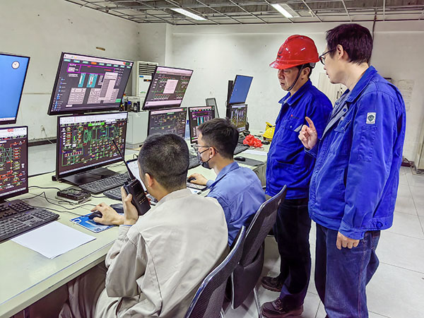 5月13日，動(dòng)力車間三期鍋爐控制室，DCS改造工藝、儀表、電氣等部門聯(lián)合調(diào)試，車間主任姜軍虎與技術(shù)員畢加佳查看調(diào)試過程.jpg