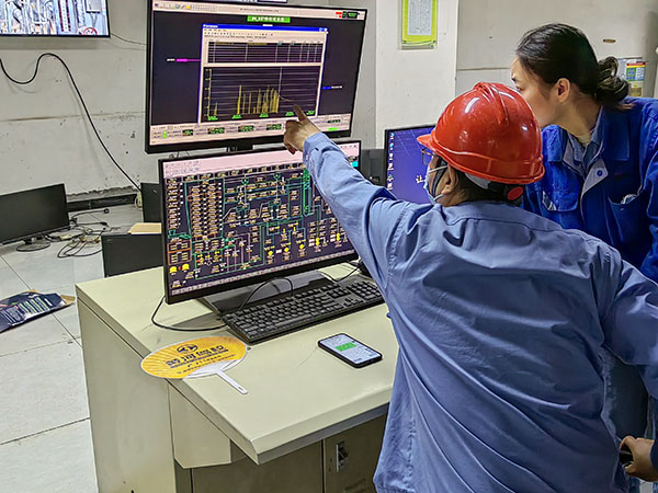 5月13日，動(dòng)力車間三期鍋爐控制室，DCS改造工藝、儀表、電氣等部門聯(lián)合調(diào)試期間，車間副主任焦志波詢問DCS改造畫面.jpg