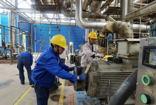 5月13日，電氣檢修人員在雙甲變換裝置進(jìn)行電機(jī)檢修.jpg