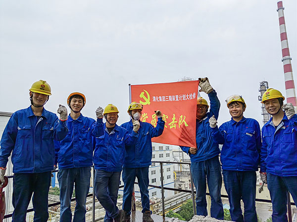 5月11日，動力車間三期工藝除氧器更換填料，黨員突擊隊隊員在除氧器平臺合影.jpg