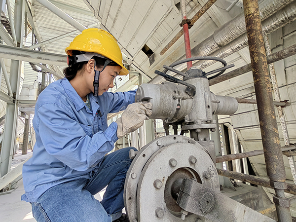 5月21日，動力車間三期脫硫引風(fēng)機(jī)，李蕾正在檢查擋板開關(guān)情況.jpg