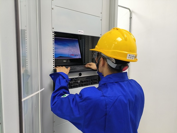 5月25日，計(jì)控電儀分部運(yùn)行員工在檢查微機(jī)五防操作系統(tǒng)是否流暢。.jpg
