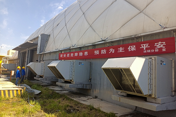6月7日，運(yùn)銷分部，張海波、曹侃、李智民等人員，在氣膜棚排查隱患運(yùn)銷分部 伍思盈 攝.jpg