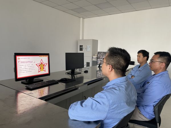 電氣運(yùn)行二班成員組織觀看化工企業(yè)安全生產(chǎn)事故方面的視頻。.jpg