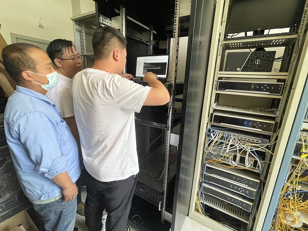 6.12日?？祻S家和公司員工在機(jī)房內(nèi)調(diào)試系統(tǒng).jpg