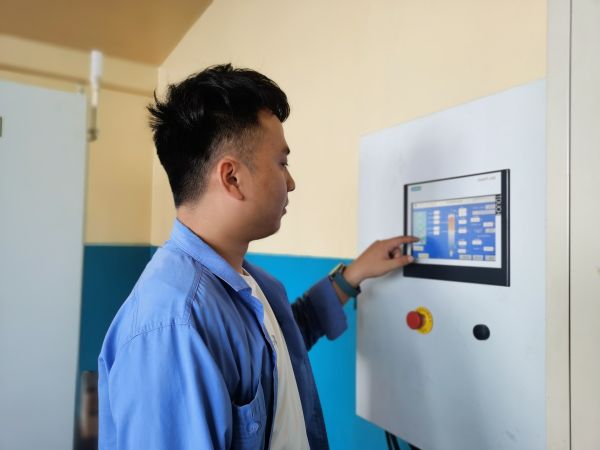 7月26日，尿素車間化工四班于堯?qū)αＷ永鋮s器運行工況進(jìn)行調(diào)整.jpg
