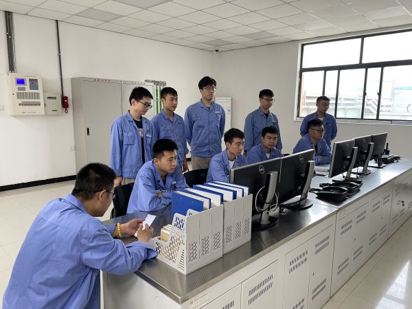開展班前會議，強調(diào)降本增效需要從身邊的小事做起。.jpg