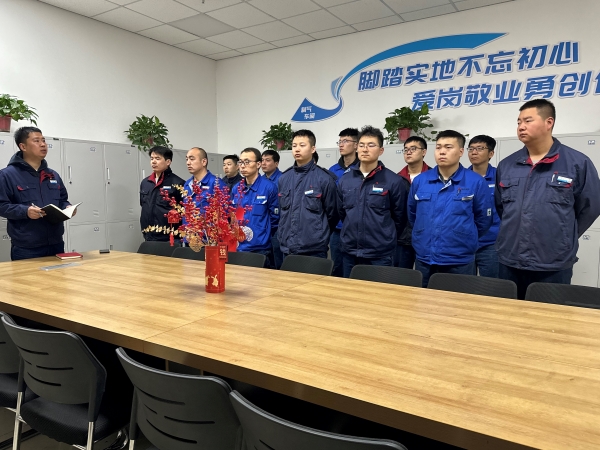 2023年3月7日制氣車間化工三班班長李楠班前會對當(dāng)天生產(chǎn)操作工作進(jìn)行強調(diào).jpg