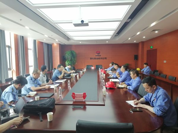 8月17日，省環(huán)保廳一行到公司開展環(huán)保檢查，彬州公司副總經(jīng)理、生產(chǎn)部部長張安平，彬州公司安環(huán)部部長秦敏建等相關(guān)單位主要負(fù)責(zé)人參加迎接，此圖為檢查組在三樓行政會議室檢查交流.jpg