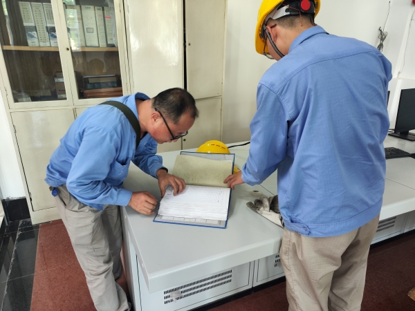 師帶徒，8月21日，老師傅王益在一期控制室為新員工胡含朗講解儀表設(shè)備圖紙.jpg