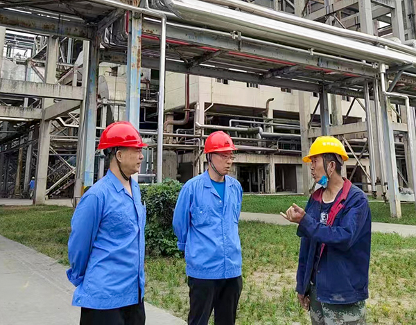 實業(yè)公司領(lǐng)導尚建紅帶隊到灰渣拉運裝置現(xiàn)場進行安全隱患排查，對現(xiàn)場作業(yè)人員進行安全叮囑.jpg