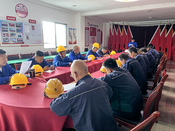 10月9日，合成車間安技員呂博宇在車間會(huì)議室對(duì)兩家外協(xié)單位進(jìn)行安全培訓(xùn)工作.jpg
