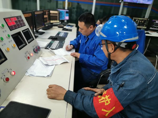 動力車間一期鍋爐控制室，值班人員確認(rèn)檢修票證.jpg