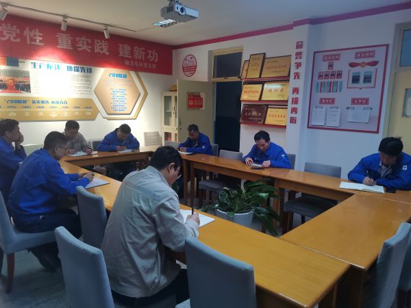 12日晚上8點(diǎn)，安全員在檢修例會上通報(bào)當(dāng)天檢查結(jié)果.jpg