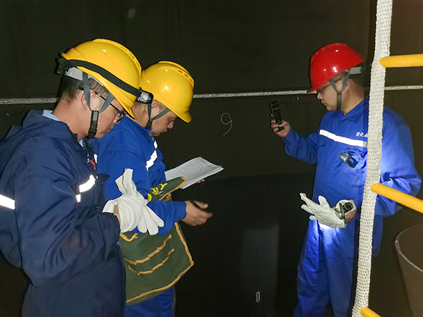 10月13日下午，尿素車間、生產部、修造部人員在合成塔內檢查.jpg