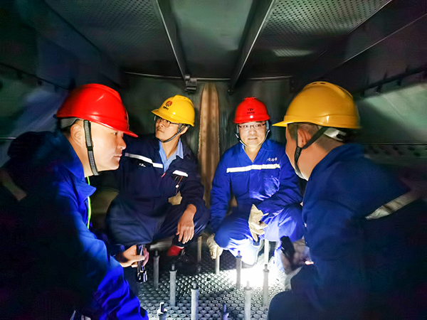 10月13日下午，尿素車間、生產部、修造部人員在汽提塔內檢查2.jpg