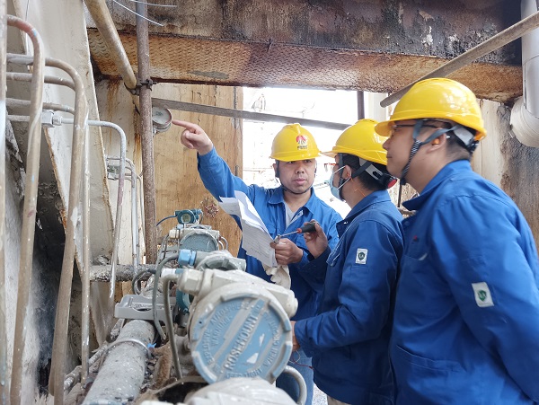 10月13日，一期空分現(xiàn)場，空分尿素工段人員在檢查更換儀表，核對儀表參數(shù).jpg