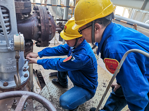 10月20日上午，徐濤和張跟潮在3號(hào)爐定排罐處檢查安全閥安裝質(zhì)量.jpg