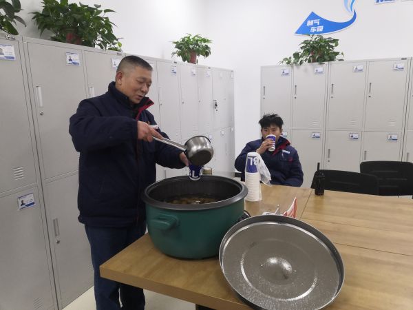 圖1 12月8日，剛忙完工作的職工杜仲毅喝著冰糖雪梨水。肖歡 攝.jpg