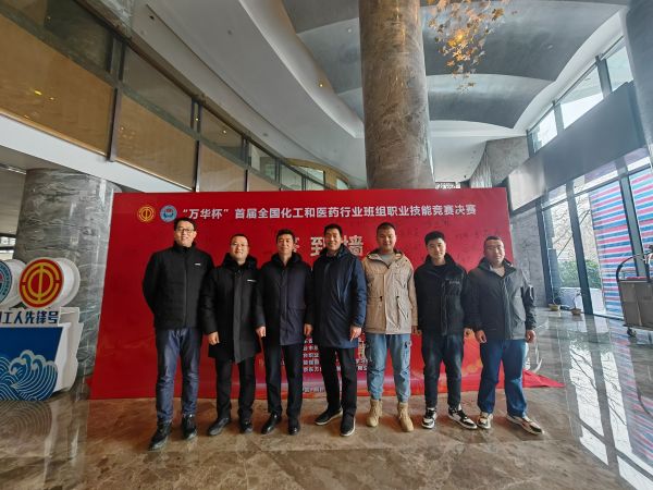 副總經(jīng)理趙強(qiáng)、工會(huì)副主席李景忠、合成車間主任王東亮與參賽隊(duì)員在決賽前夕合影留念2.jpg