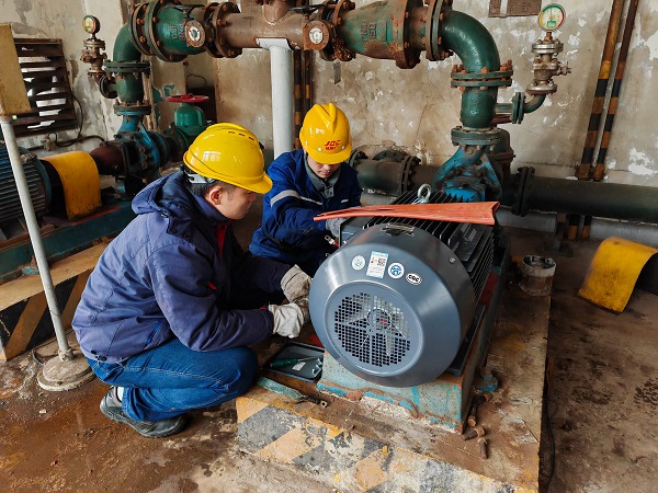 1月份，電氣檢修人員正在更換高效節(jié)能電機.jpg
