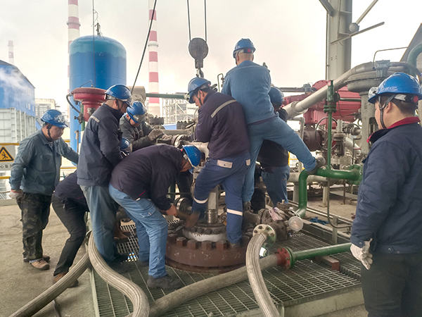 2月2日10：00，檢修人員做投料前準備工作 (2).jpg