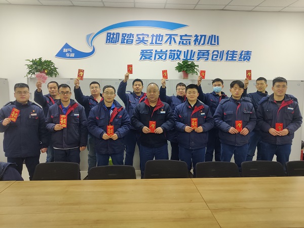 2月11日，大年初二車間管理人員為白班在崗人員，化工二班派發(fā)新春紅包照片.jpg