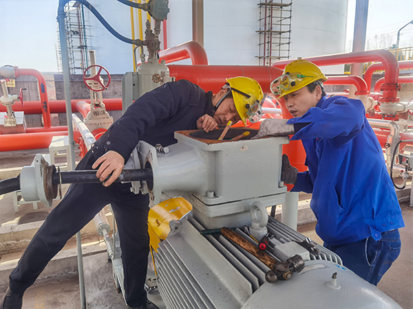 2月22日，檢修三班在191罐區(qū)更換節(jié)能電機(jī).jpg