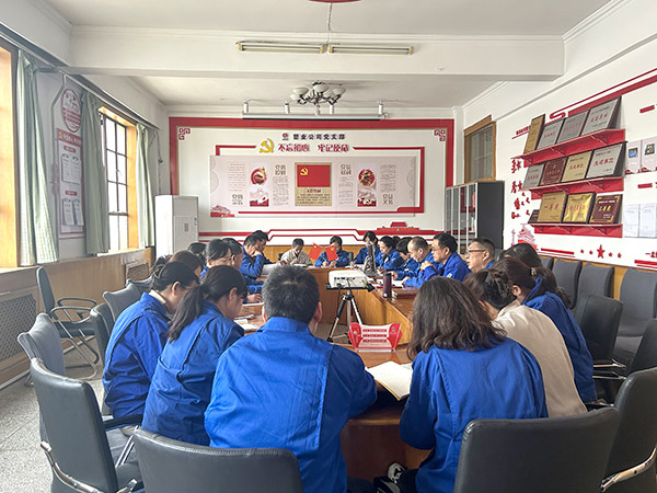 3月5日，渭河塑業(yè)公司以融入生產經營抓黨建為引領，組織召開積極創(chuàng)新，實現(xiàn)生產經營管理提升研討會。.jpg